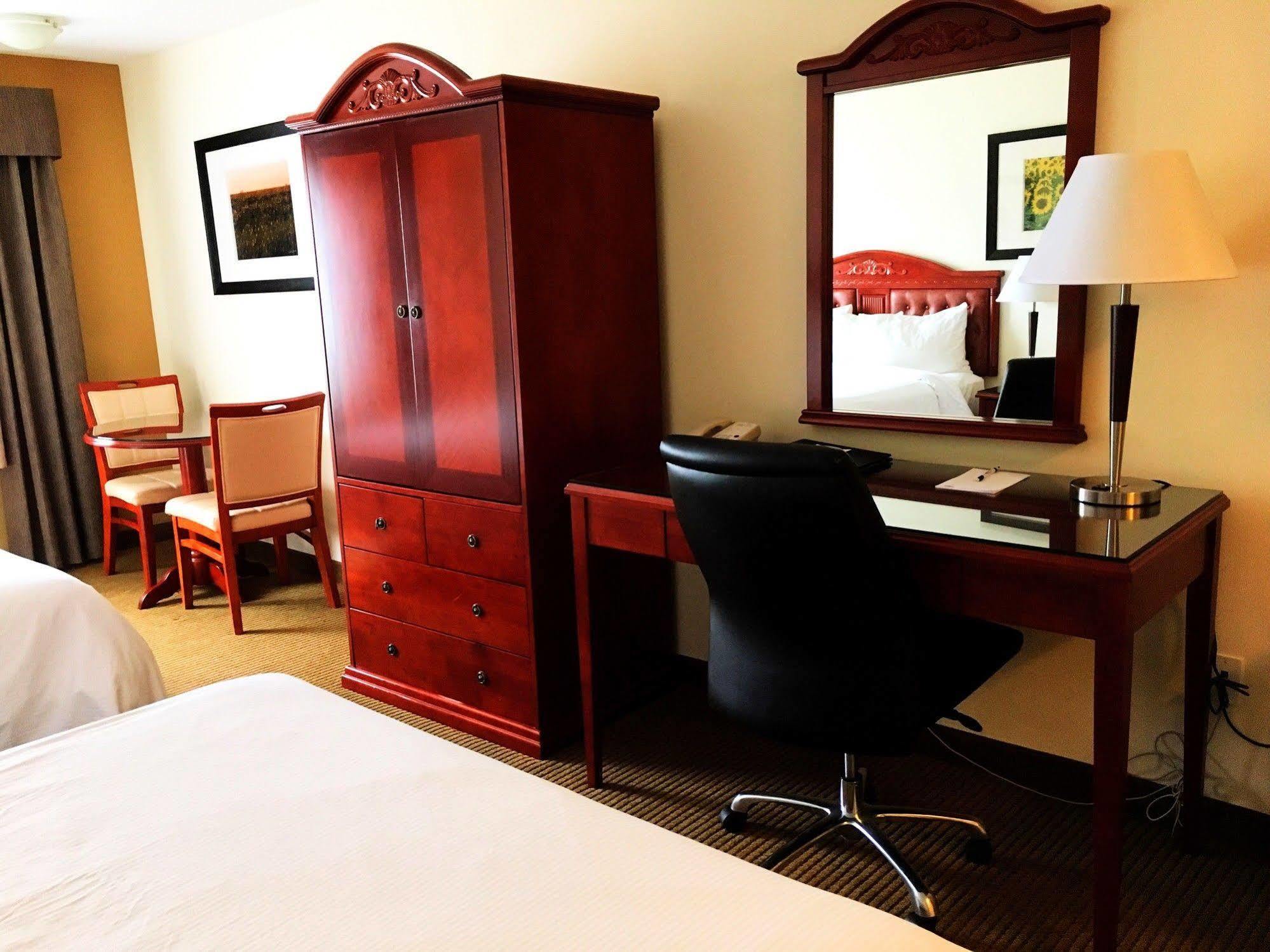 Trend Mountain Hotel & Conference Centre Tumbler Ridge Esterno foto