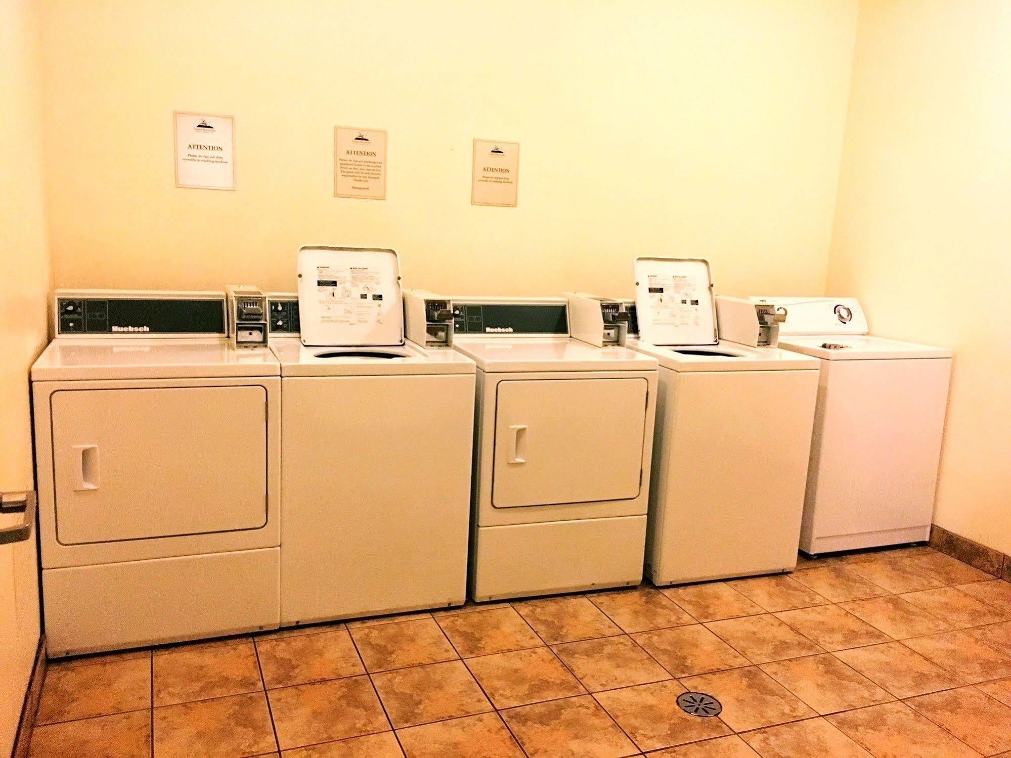 Trend Mountain Hotel & Conference Centre Tumbler Ridge Esterno foto